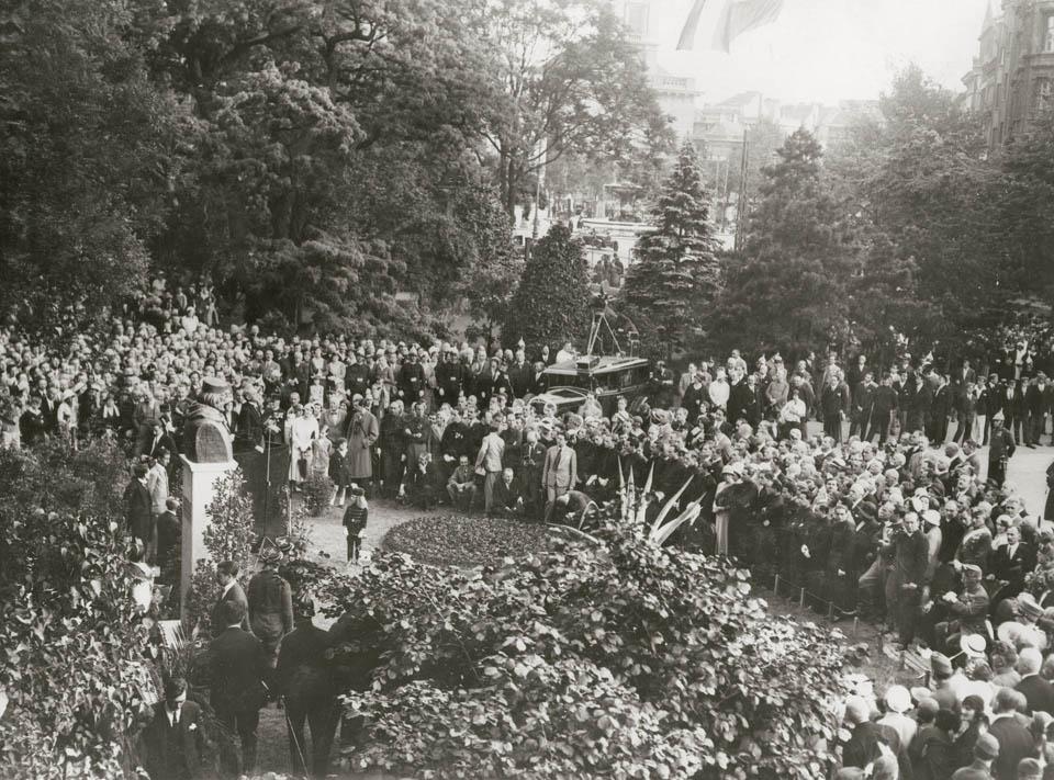 A Múzeumkert délnyugati oldala a Garibaldi-szobor avatásakor, 1932. június.