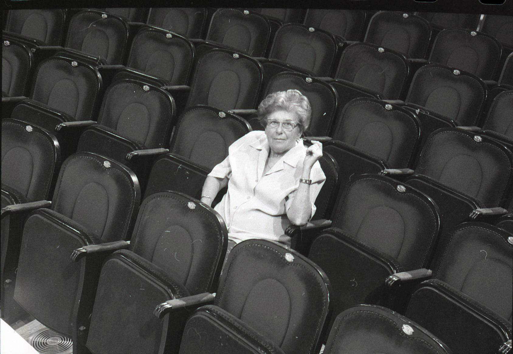 Keleti Éva (1931) „Miss Energia a négyzeten.”