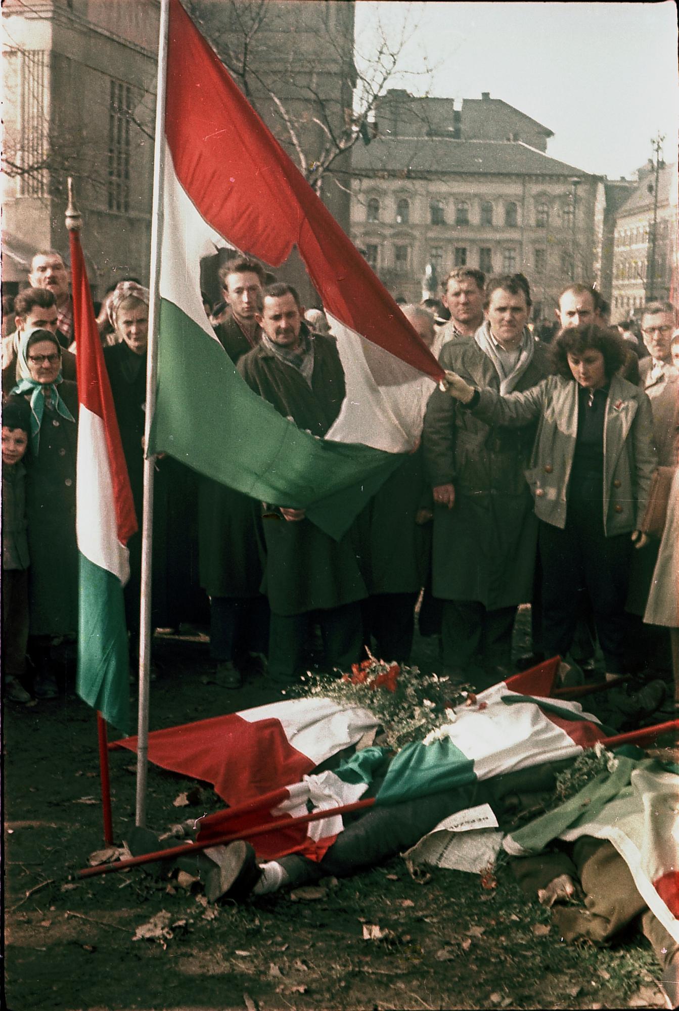 Elesett forradalmár a Köztársaság téren. Budapest, 1956. október 30. Eötvös Gyula felvétele, MNM tulajdona