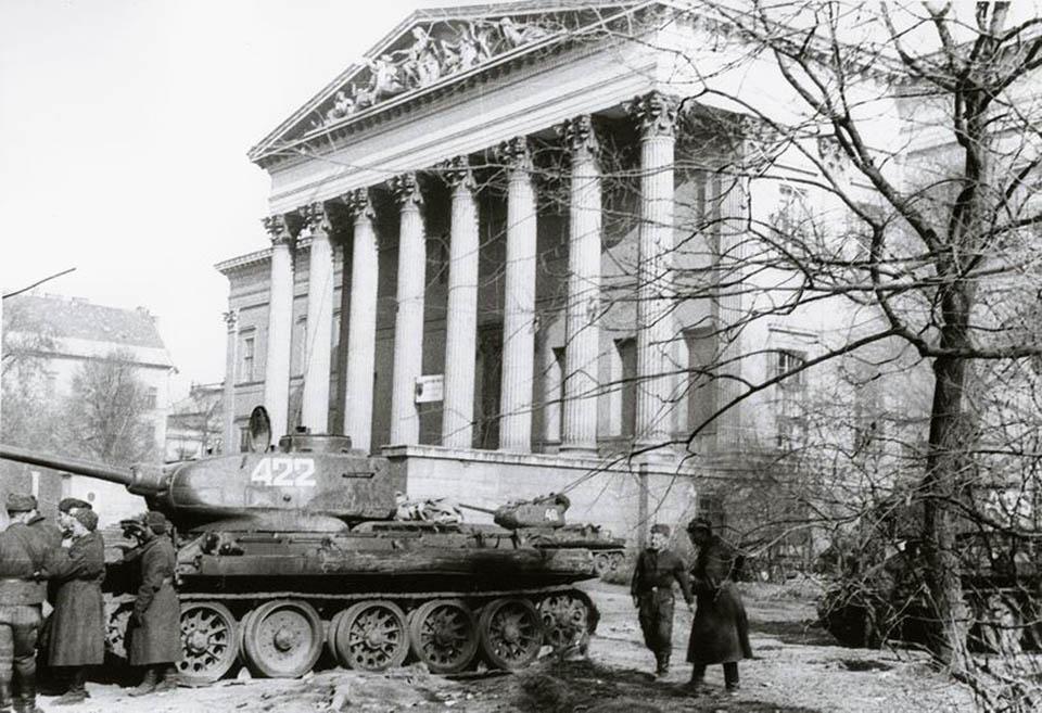 Szovjet páncélosok a Múzeumkertben.