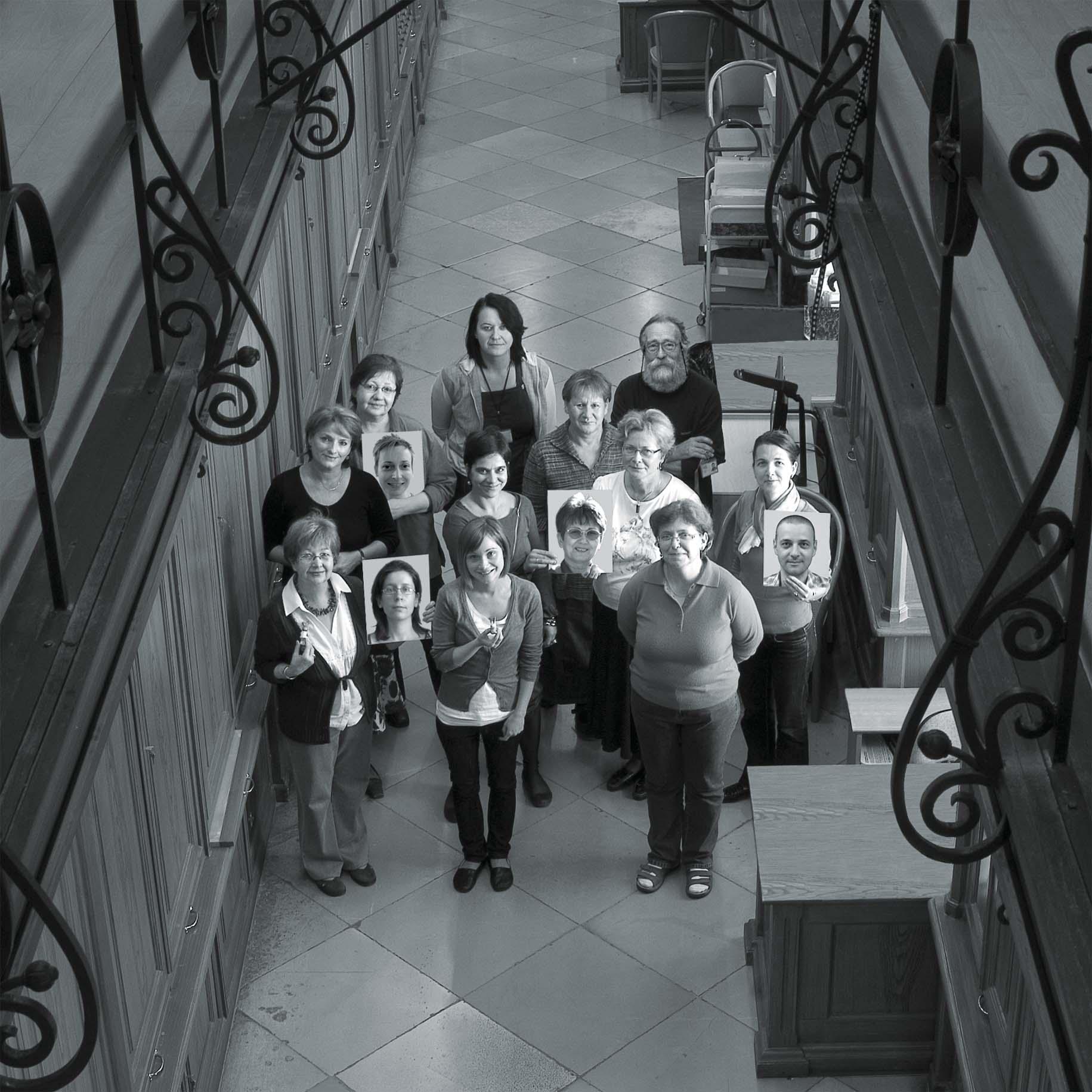 A Magyar Nemzeti Múzeum Történeti Fényképtárának munkatársai 2011-ben (kép a FOTÓ – hátország jeles katonái című kötetből)