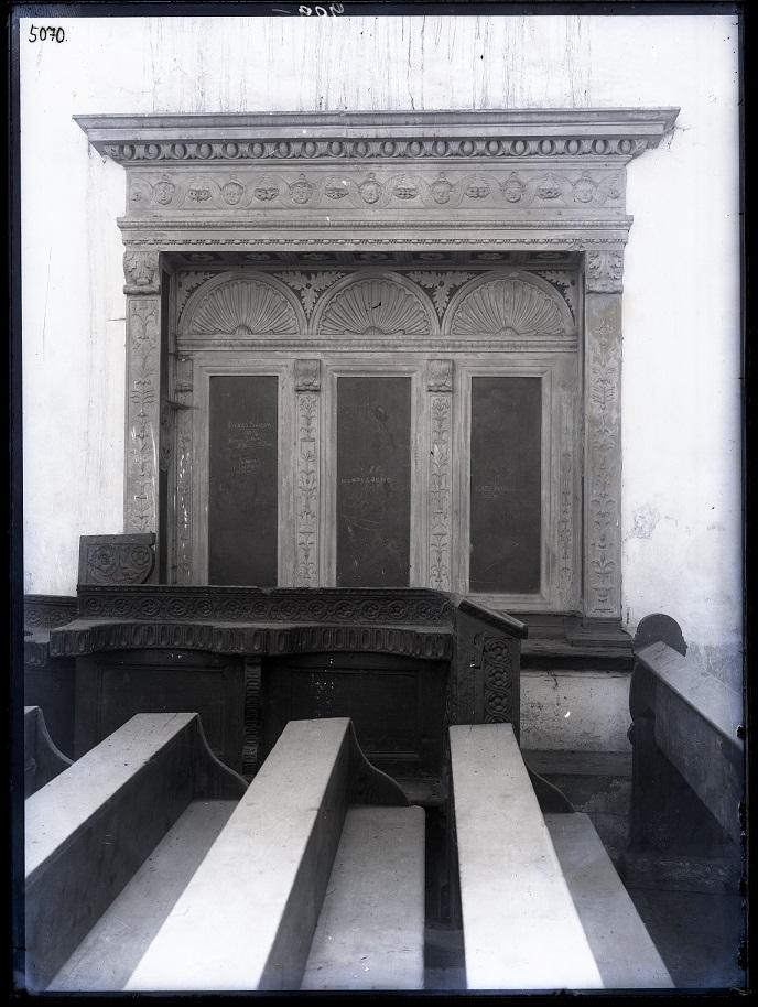 Reneszánsz ablakkeret a nyírbátori stallummal, Nyírbátor