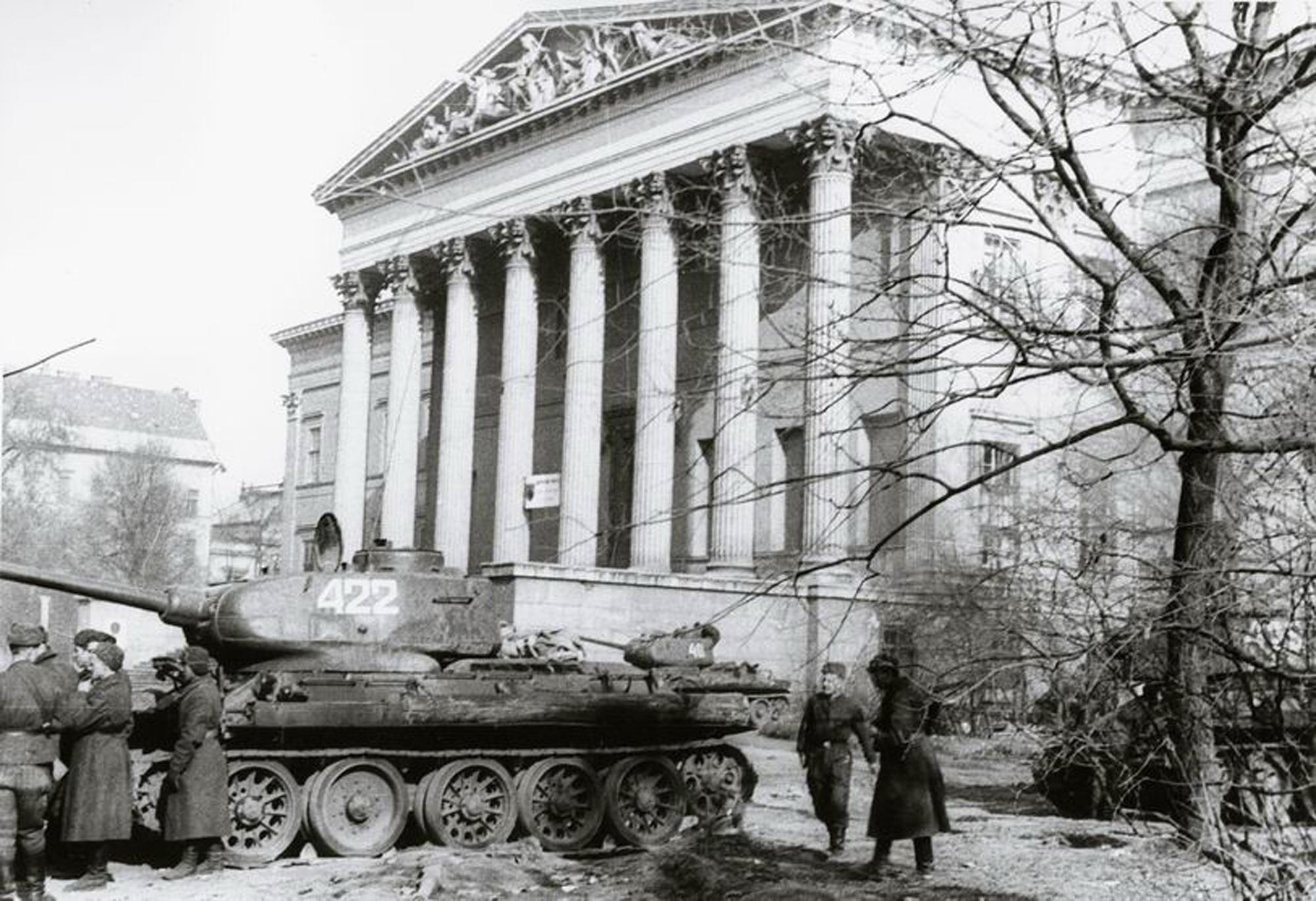 Szovjet páncélosok a Múzeumkertben 1956 novemberében