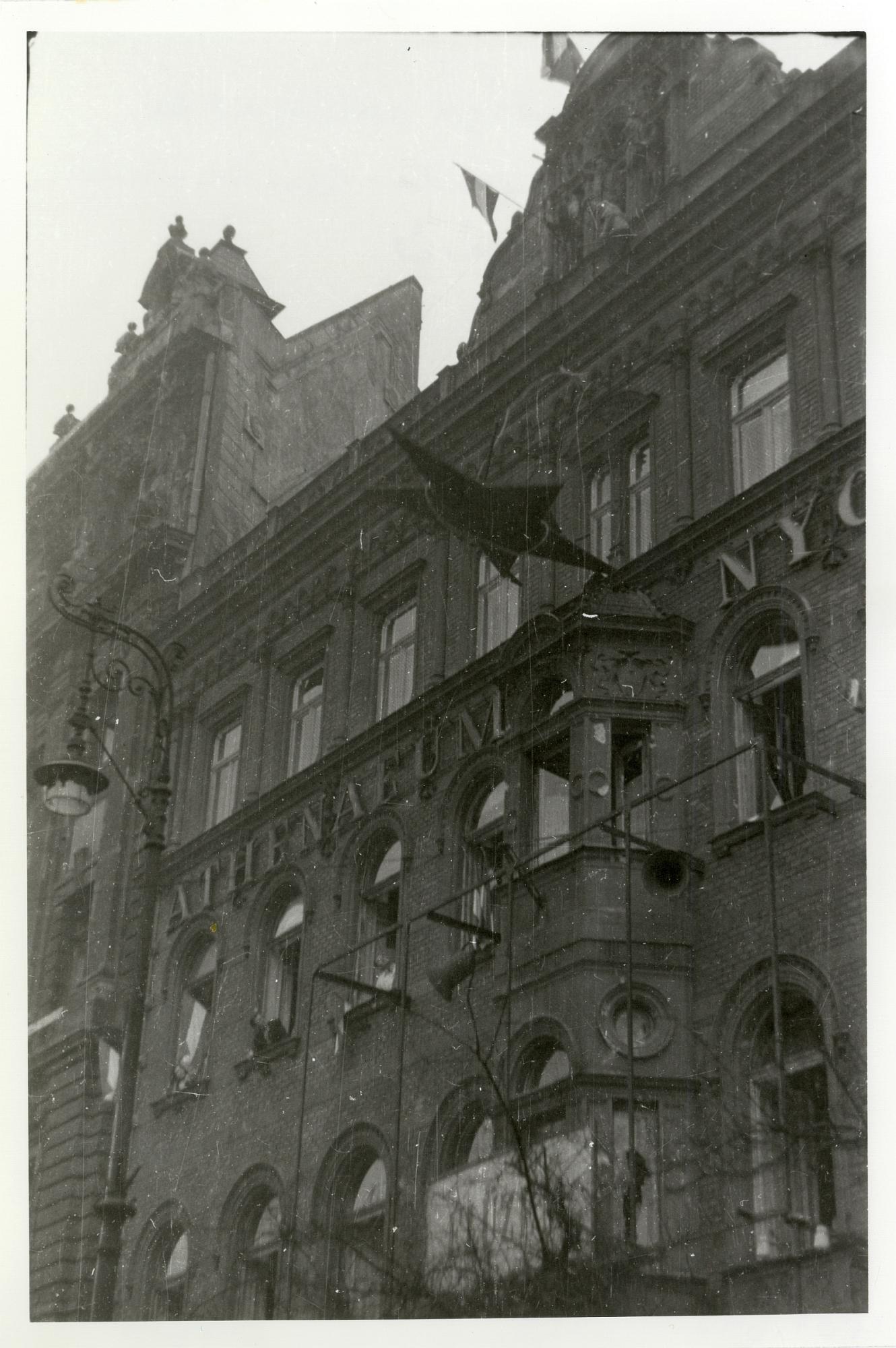 Ledobják a Vörös csillagot az Athenaeum nyomda Osváth utcai épületének tetejéről. Budapest, 1956.10.25. Mészáros László felvétele, MNM tulajdona