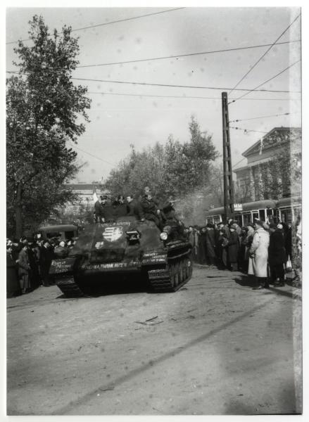 Kossuth címeres magyar harckocsi halad a Múzeum körúton, a Múzeum előtt. 