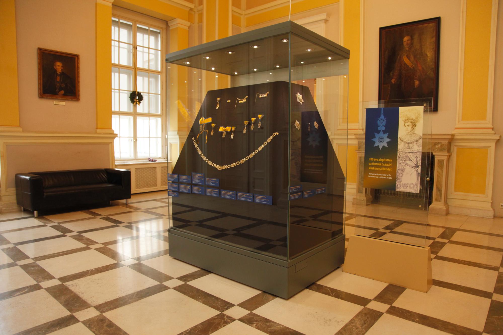 Kamarakiállítás a 2. emeleten