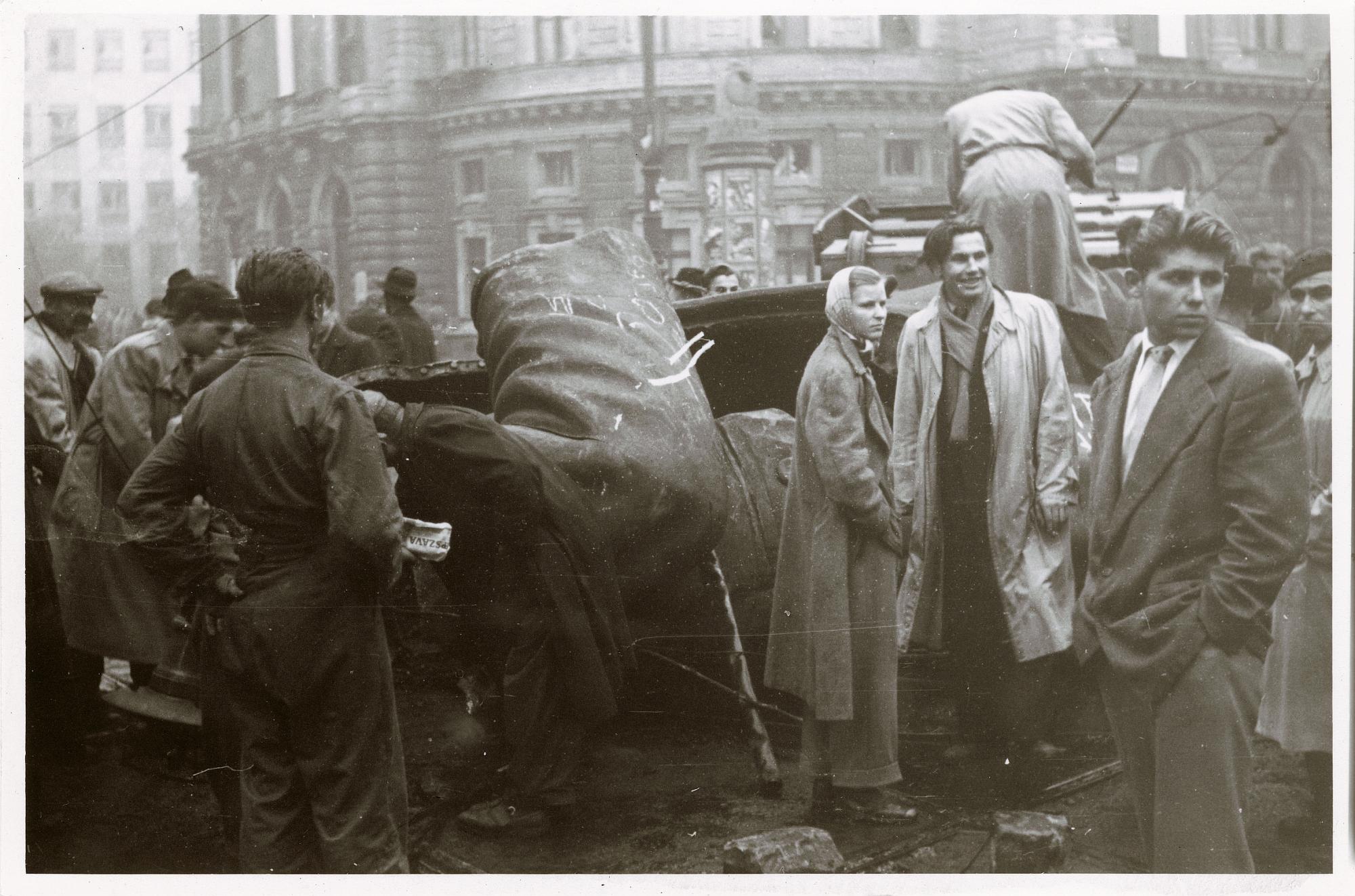 Fűrészelik a Sztálin szobrot a Blaha Lujza téren. Budapest, Ismeretlen felvétele, MNM tulajdona