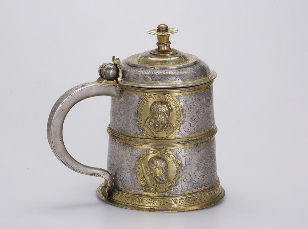 Fedeles kanna Luther Márton,  Philipp Melanchton és Móric szász herceg portré-érmeivel