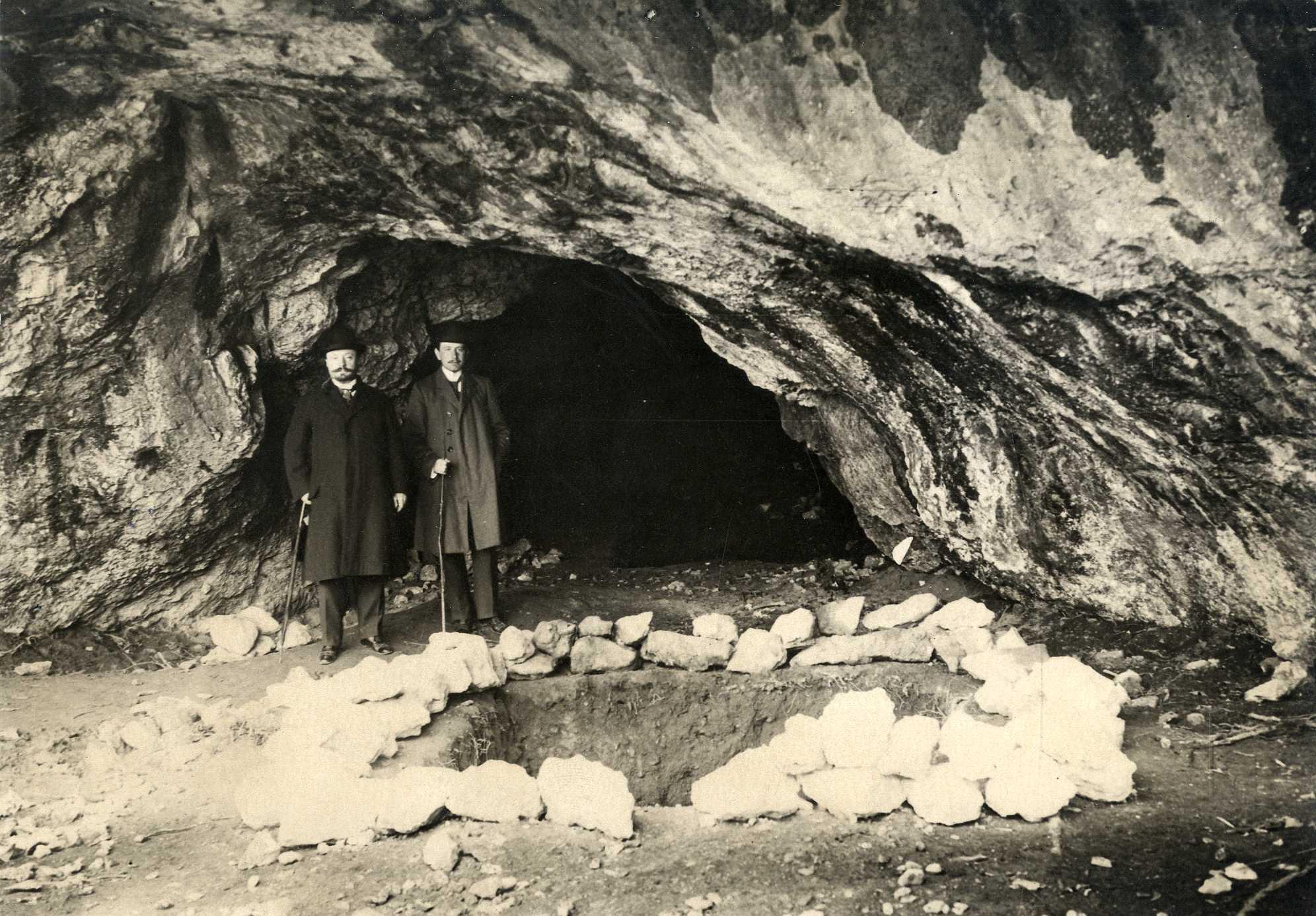Kadić Ottokár és Hillebrand Jenő a kiskevei barlang bejáratánál (1908)