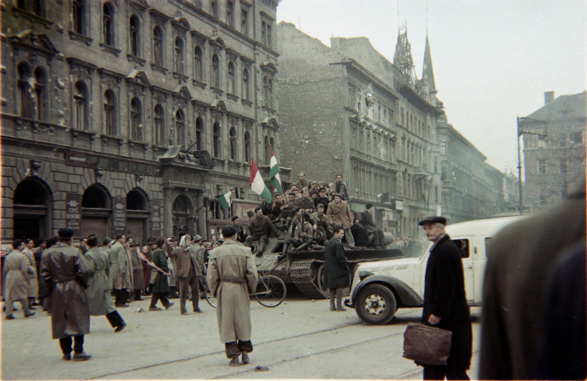 Felkelők egy harckocsin. Budapest, 1956, 10.24. , Mészáros Lajos felvétele, MNM tulajdona