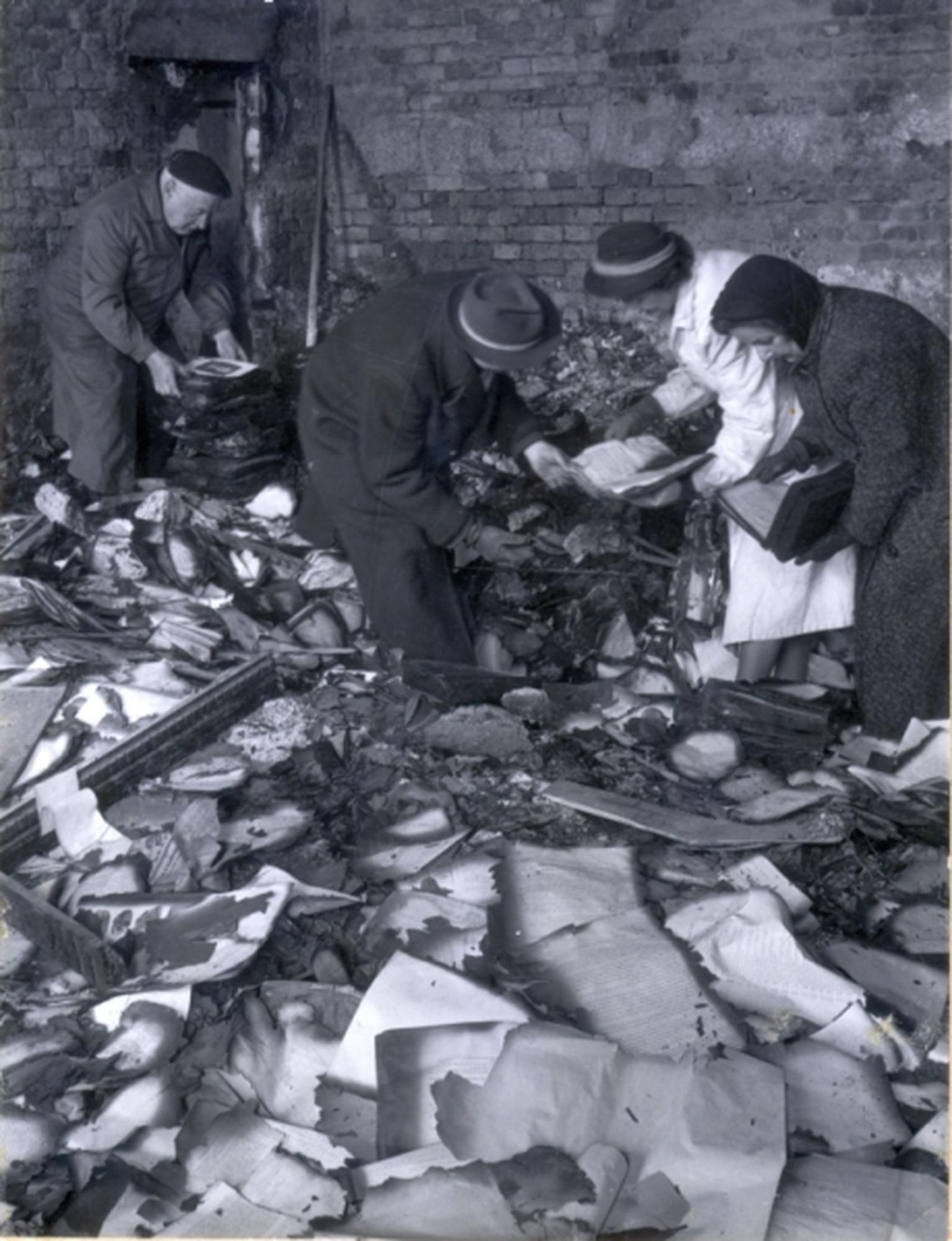 A károk felmérése a Nemzeti Múzeum kiégett Őslénytárában. 1956. december 7. Fényes Tamás/MTI felvétele