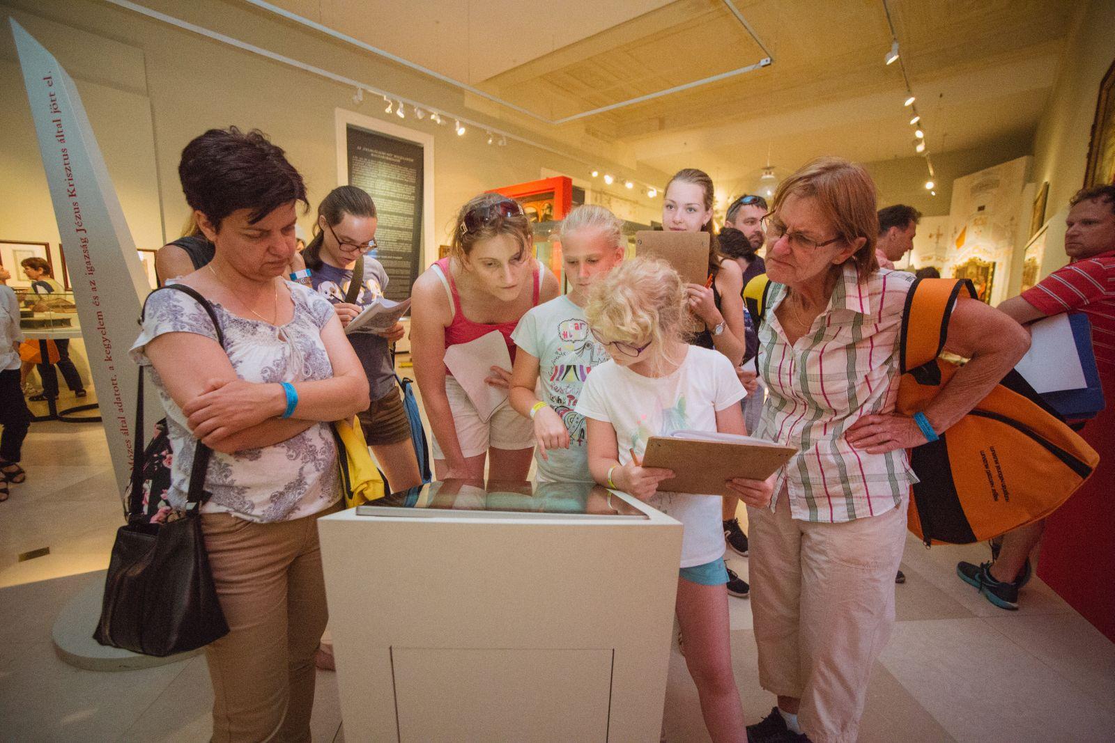 Nagyszülő-unoka a kiállításban_4