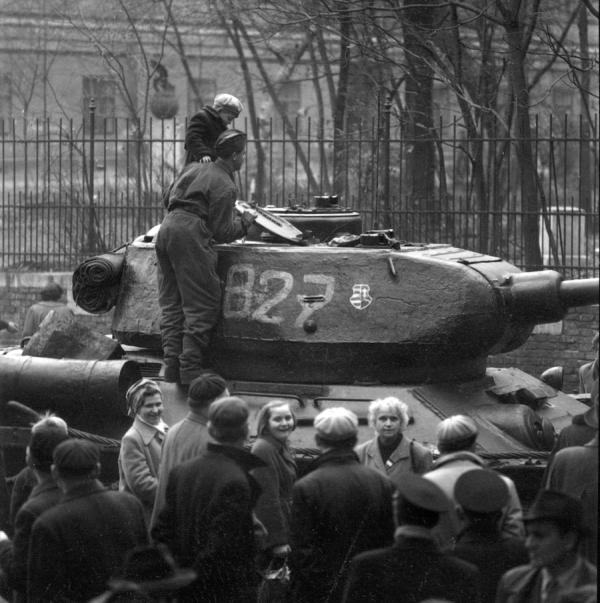 Átállt harckocsi a Pollack Mihály téren, háttérben a Múzeumkert. 1956. október 30. körül.