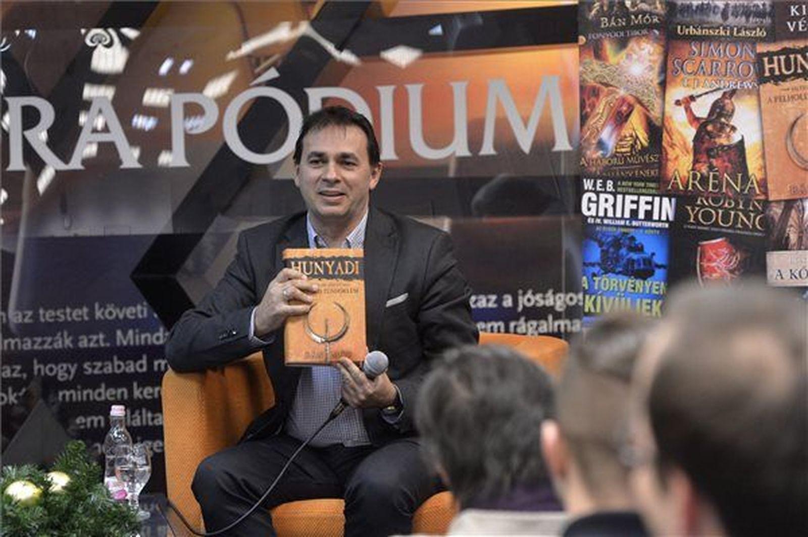 Bán Mór, a Hunyadi-sorozat szerzője