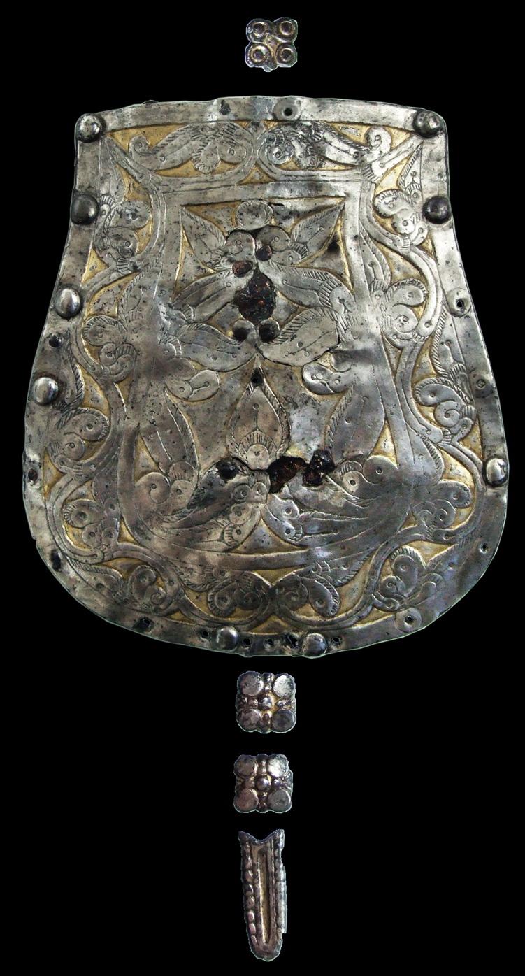 Bugyi-felsőványi honfoglalás kori férfisír tarsolylemeze és a zárószíj veretei (aranyozott ezüst)