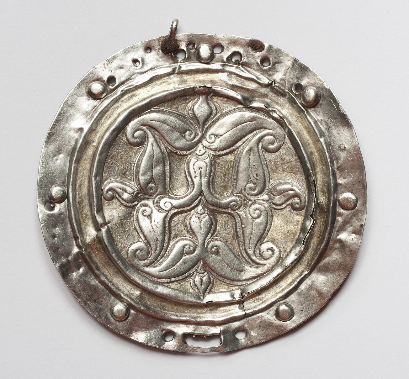 Szórvány honfoglalás kori hajfonatkorong Csengele környékéről (aranyozott ezüst)