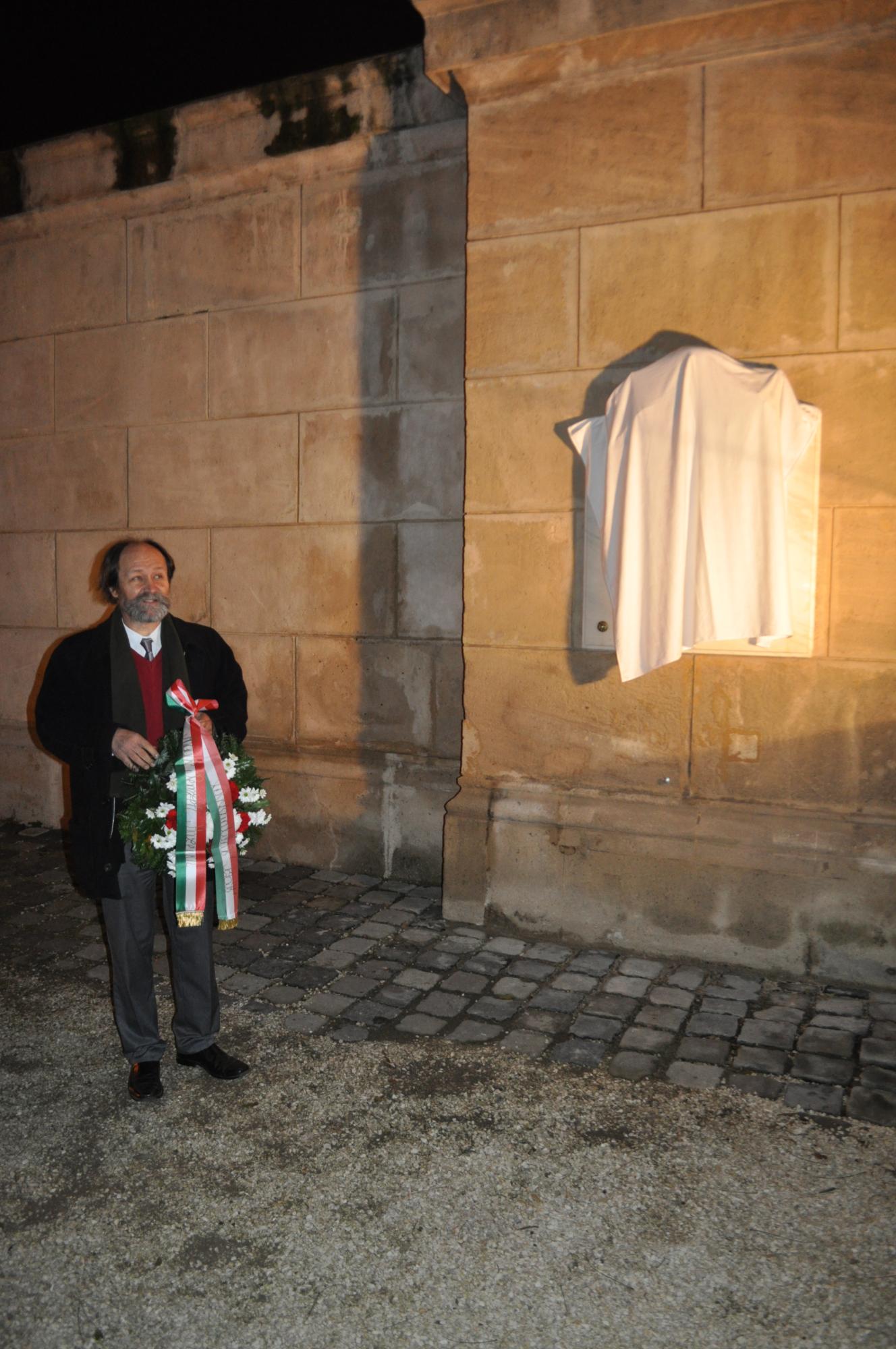 Csorba László főigazgató az emléktábla leleplezése előtt