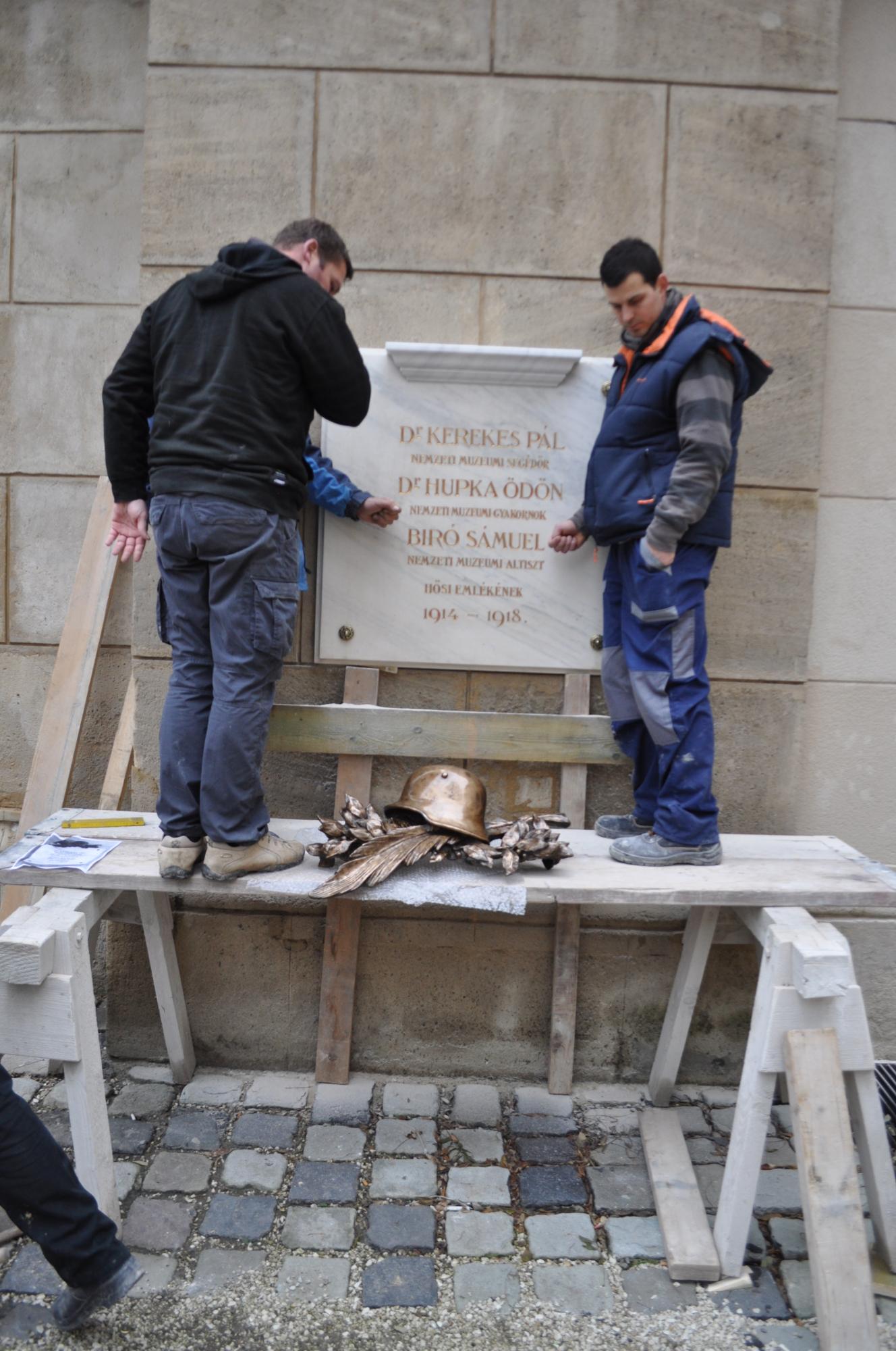 Az emléktábla felállítása