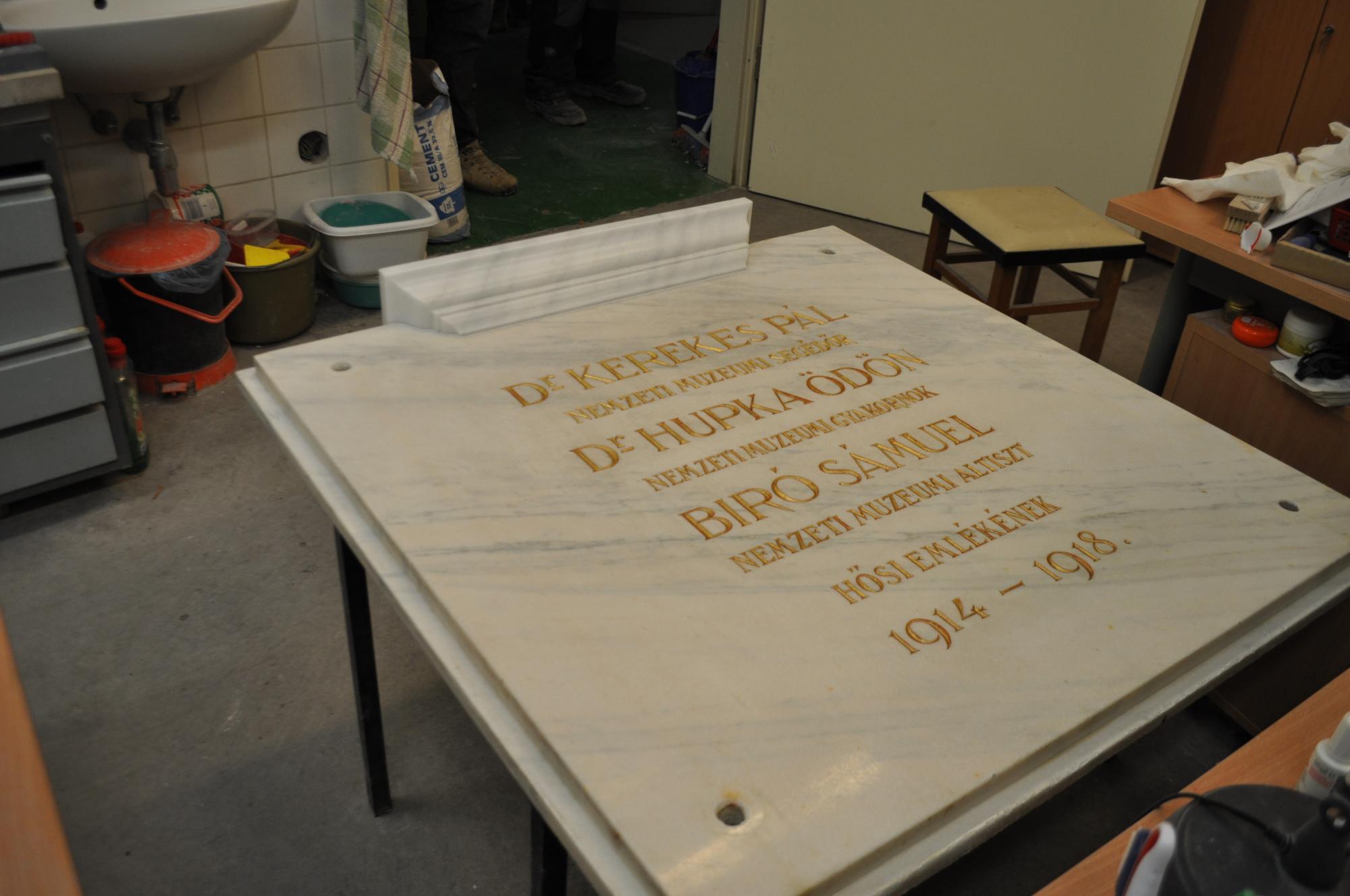 Az emléktábla restaurálás után