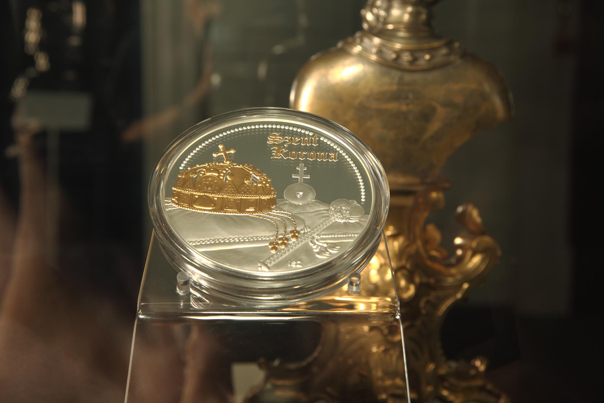 A szent koronát ábrázoló érem