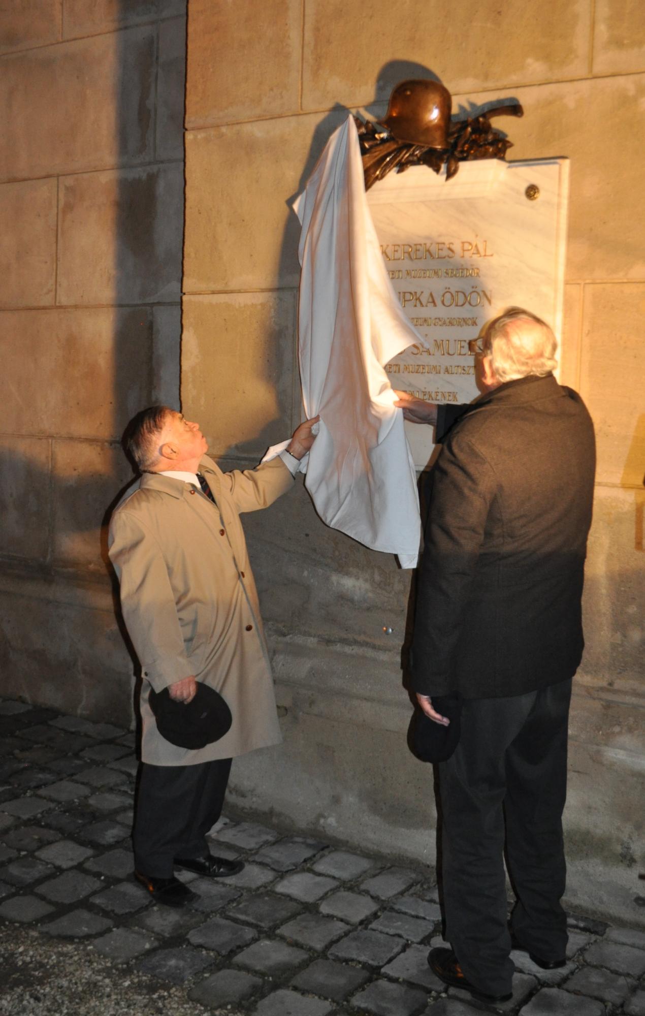Fodor István és Gedai István korábbi főigazgatók leleplezik az emléktáblát