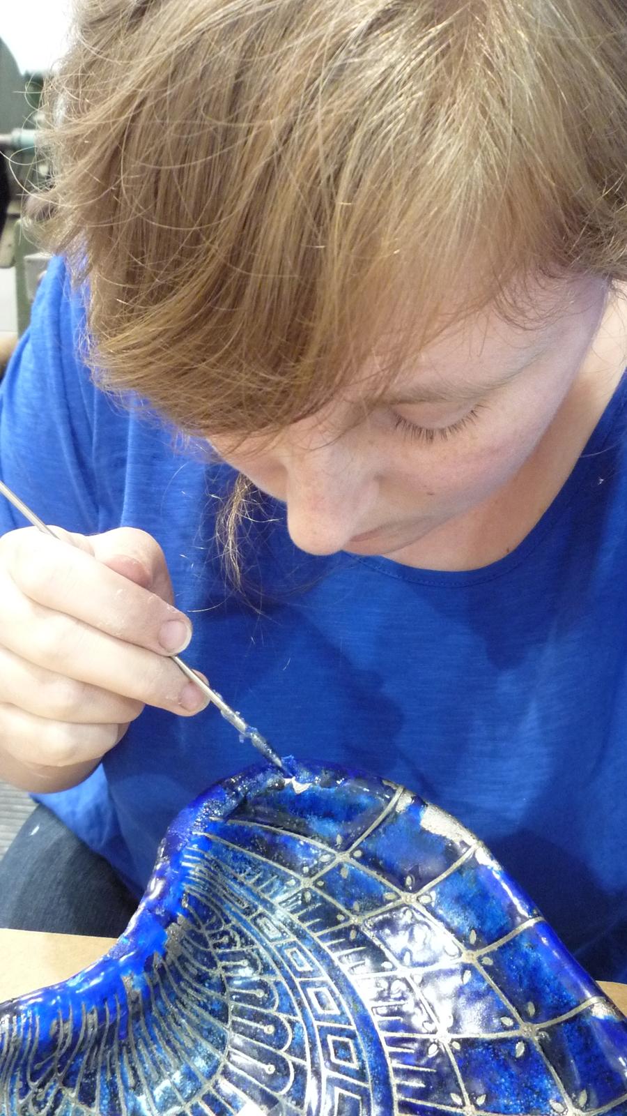 Szilágyi Veronika: Gundel tál, 1907, Budapest, Bachruch Ezüstárugyár - a restaurátor munka közben