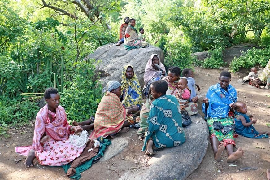 Hadzabe nők ékszert készítenek