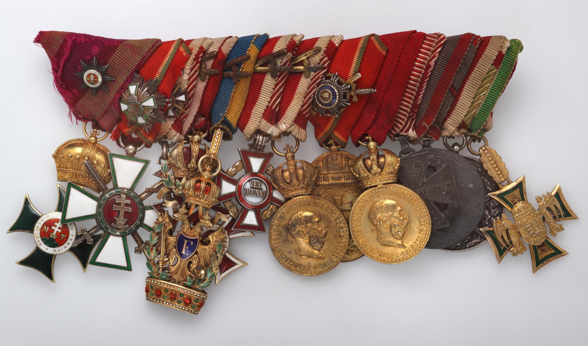  A Szent István Rend kisdekorációja Horthy Miklós kitüntetéseinek összefűzött sorában