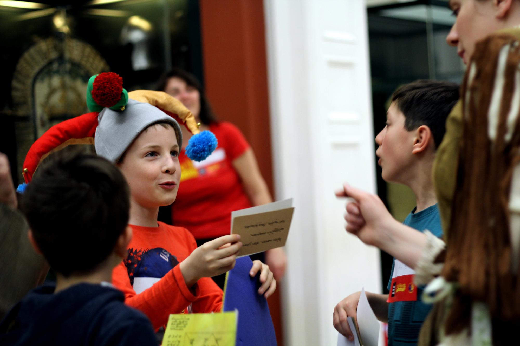 Bolondos rejtélyek várják a gyerekeket.