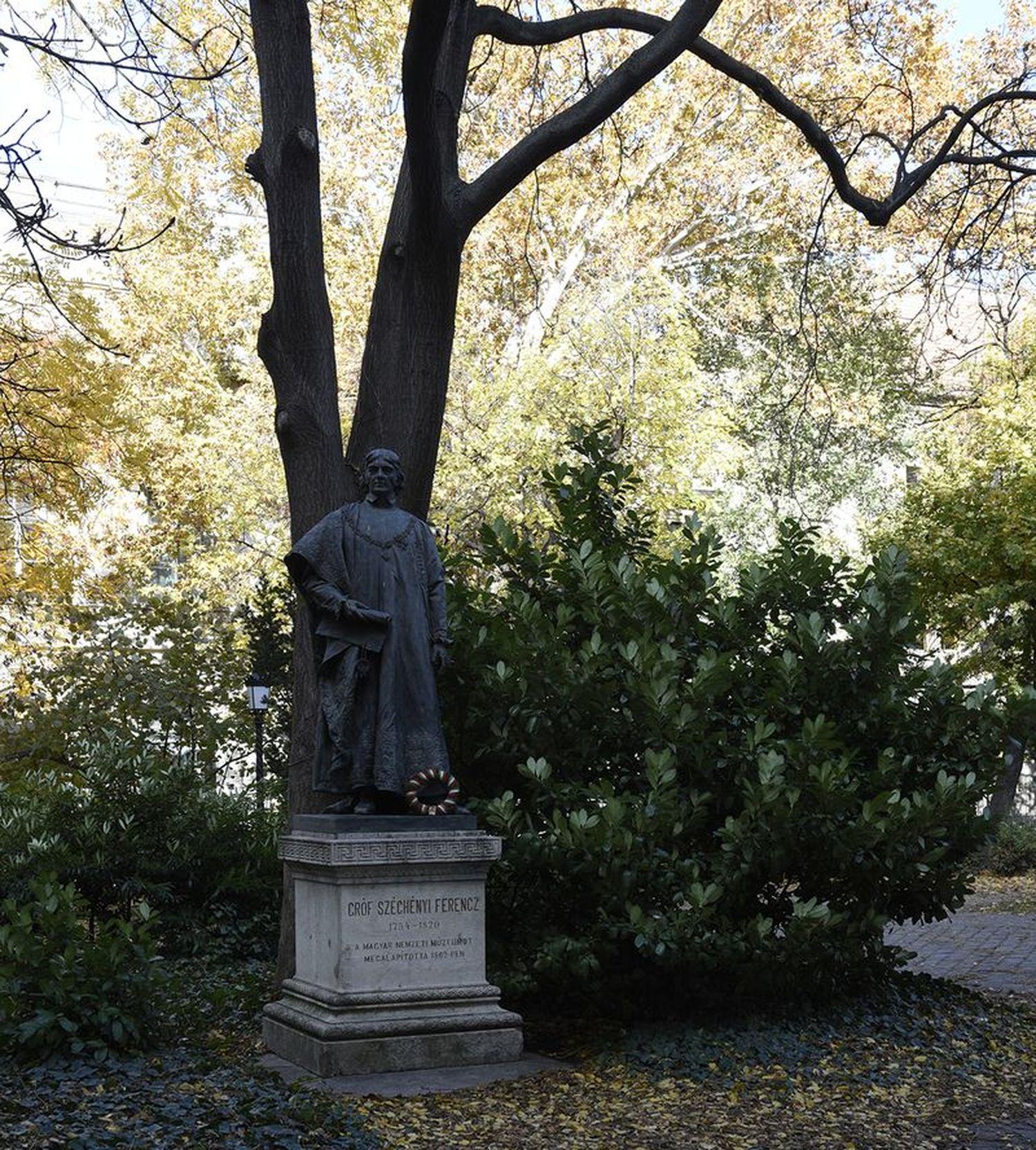 Széchényi Ferenc szobra a Múzeumkertben