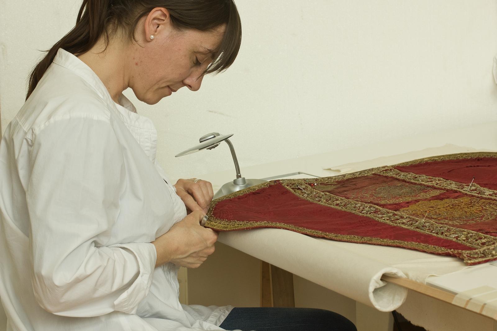 Perger Andrea: Miseruha, 17. század - a restaurátor munka közben