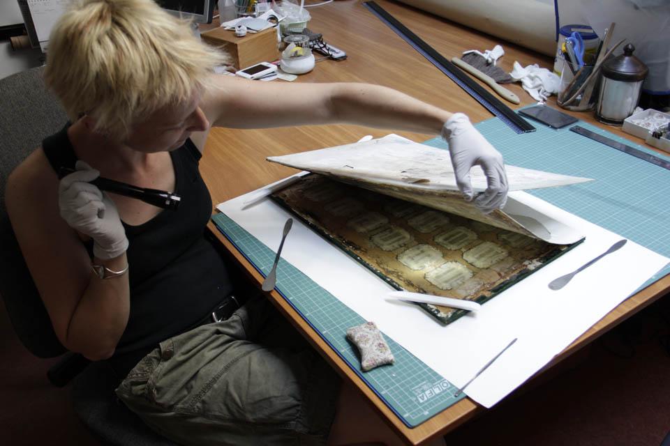 Osztrák katonatiszteket ábrázoló 18 db-os dagerrotípia konzerválása 8