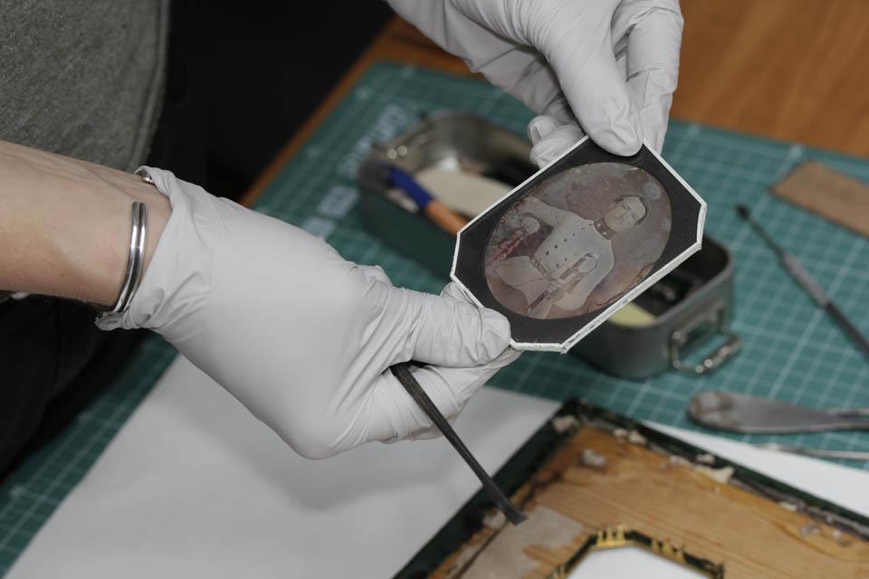 Osztrák katonatiszteket ábrázoló 18 db-os dagerrotípia konzerválása 17