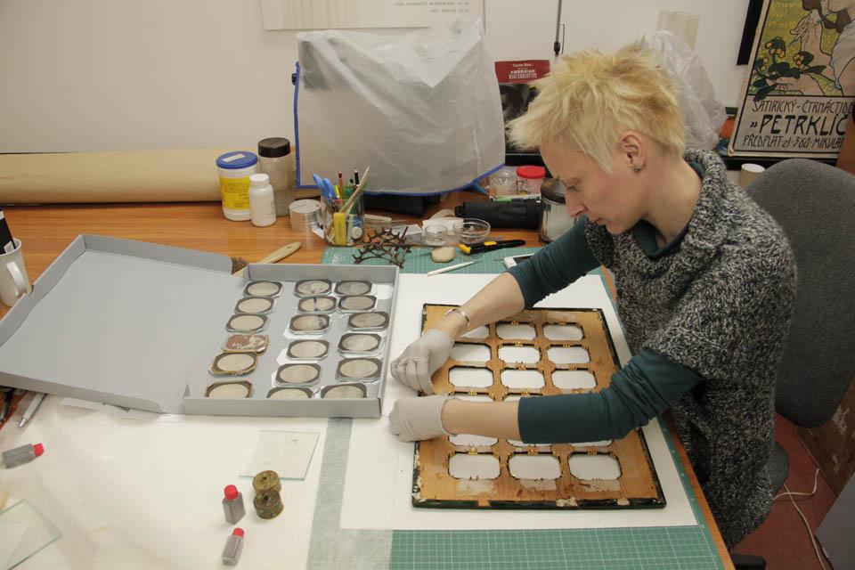 Osztrák katonatiszteket ábrázoló 18 db-os dagerrotípia konzerválása 23