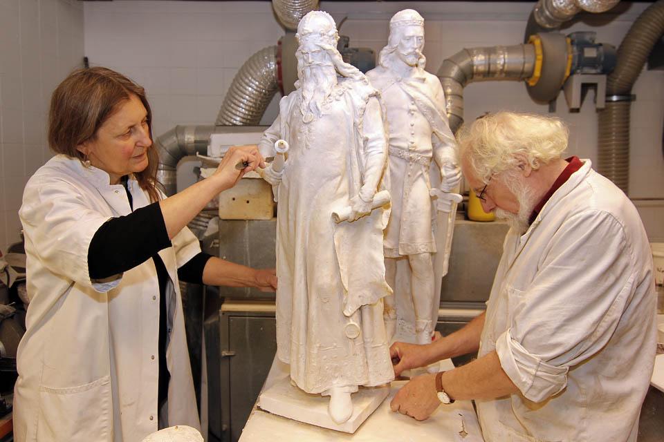 Kőrestaurátorok munka közben