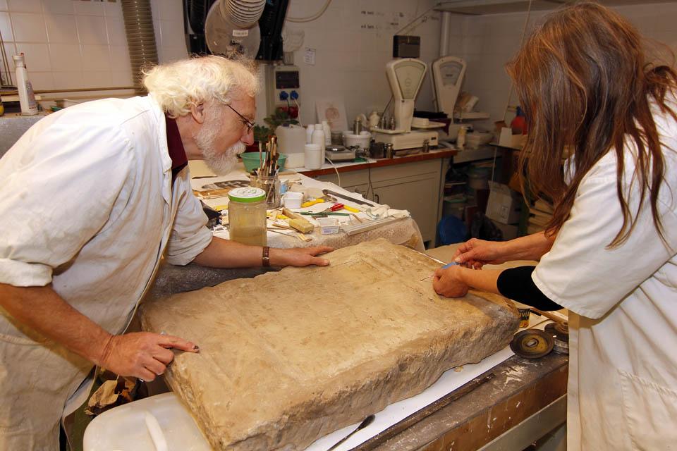 Kőrestaurátorok munka közben 2