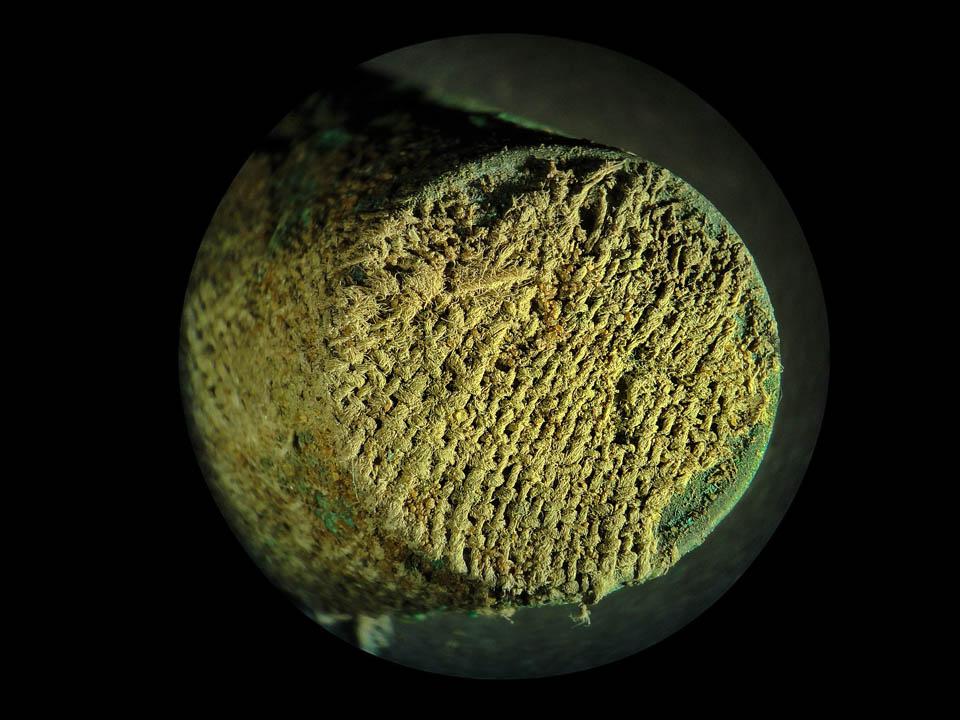 Vászonba csomagolt érmek mikroszkópos képe