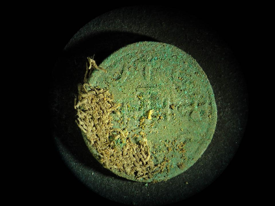 Vászonba csomagolt érmek mikroszkópos képe 3