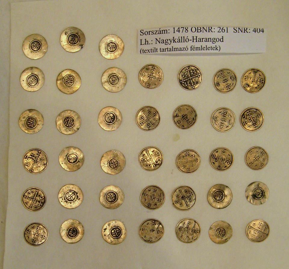 Vászonba csomagolt érmek tisztítás és konzerválás után