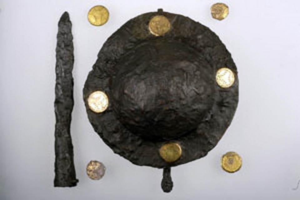 Tiszagyenda mellet előkerült pajzsdudor helyreállítva. Első oldal