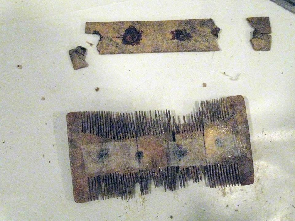 Tiszagyenda lelőhelyről előkerült csontfésű restaurálás közben