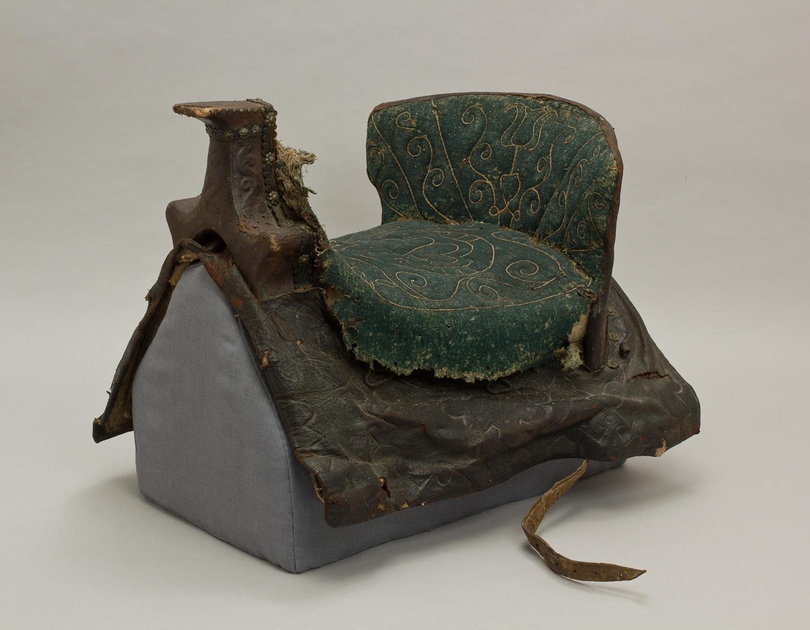 Serfőző Judit Bianka: Spanyol női nyereg, 19. század - restaurálás előtt