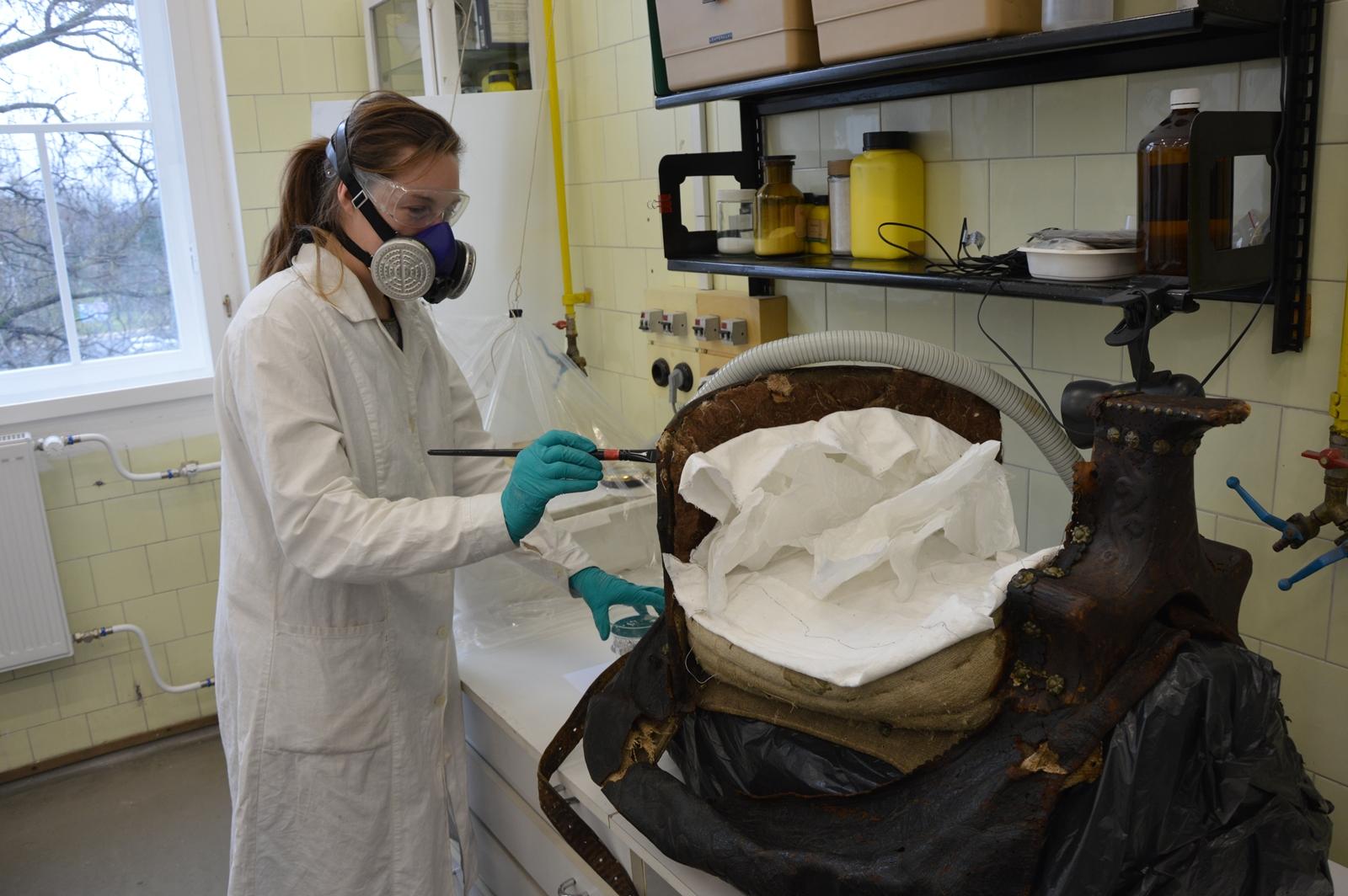 Serfőző Judit Bianka: Spanyol női nyereg, 19. század - a restaurátor munka közben