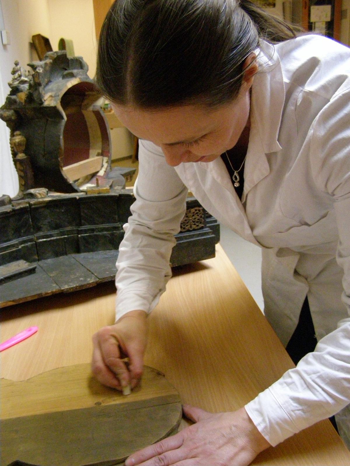 Madarászné Gorej Judit: Oszlopos álló óra, 19. század első fele, Miskolc - a restaurátor munka közben