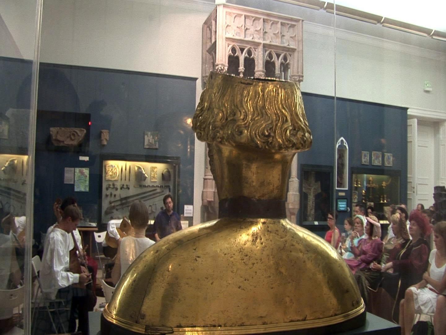 A trencsényi herma mögül