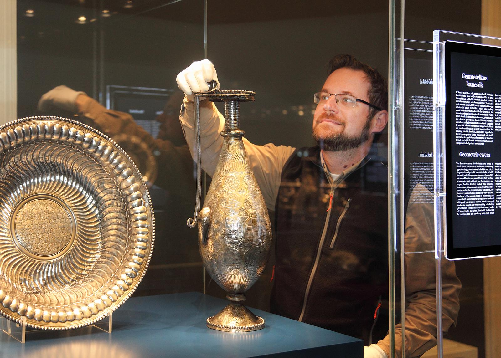 Restauráláson a Seuso-kincs tárgyai 2