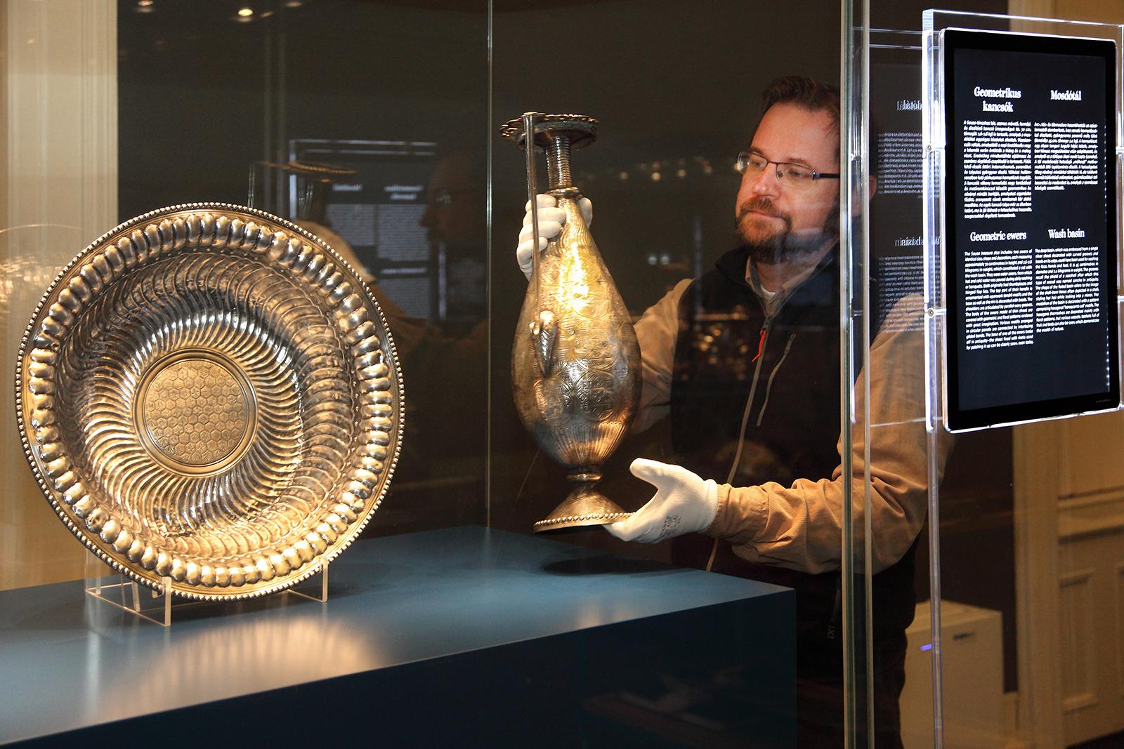 Restauráláson a Seuso-kincs tárgyai 3