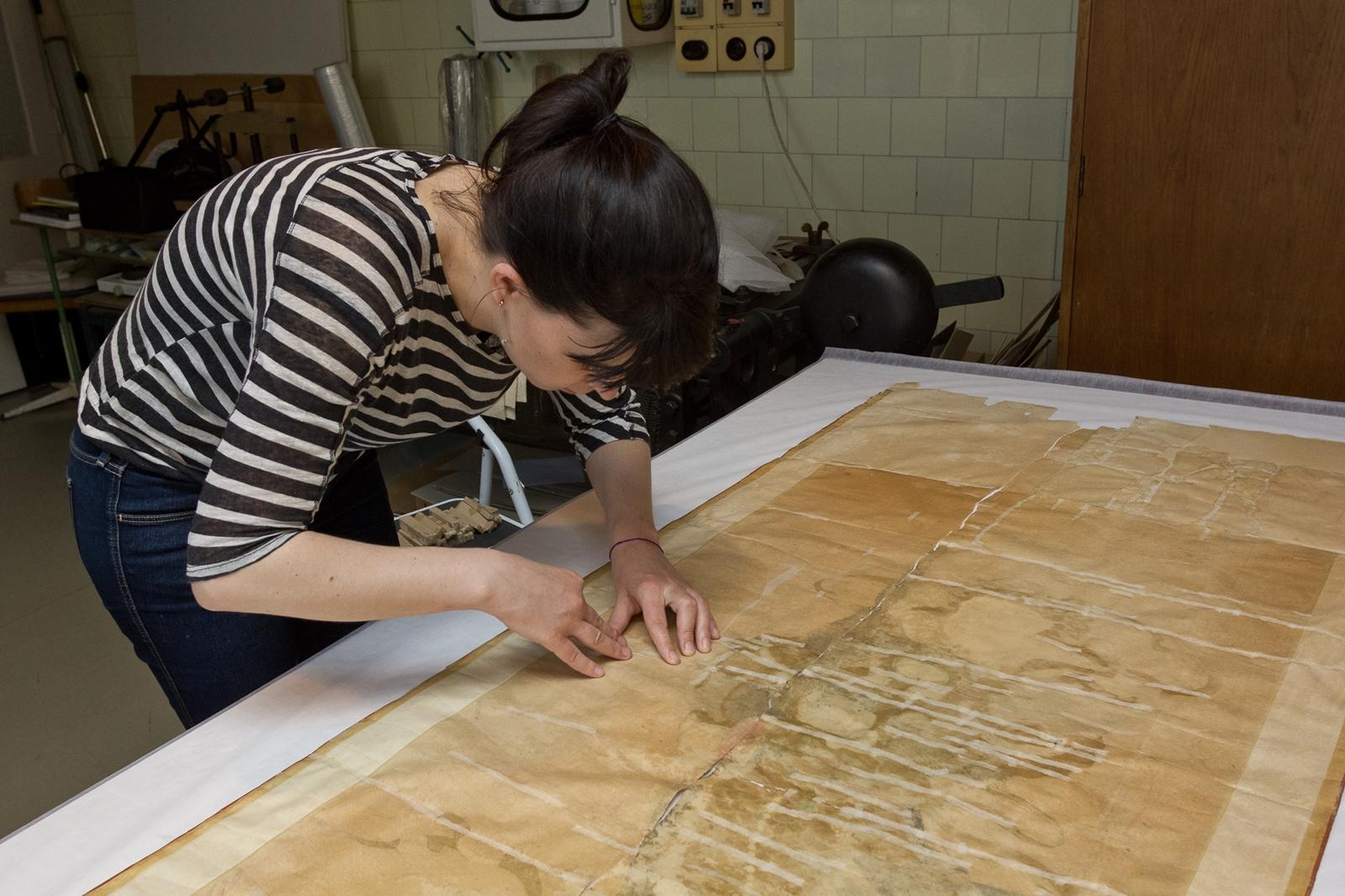 Zelenák Orsolya: Fali tekercskép, 19. század, Kína - a restaurátor munka közben