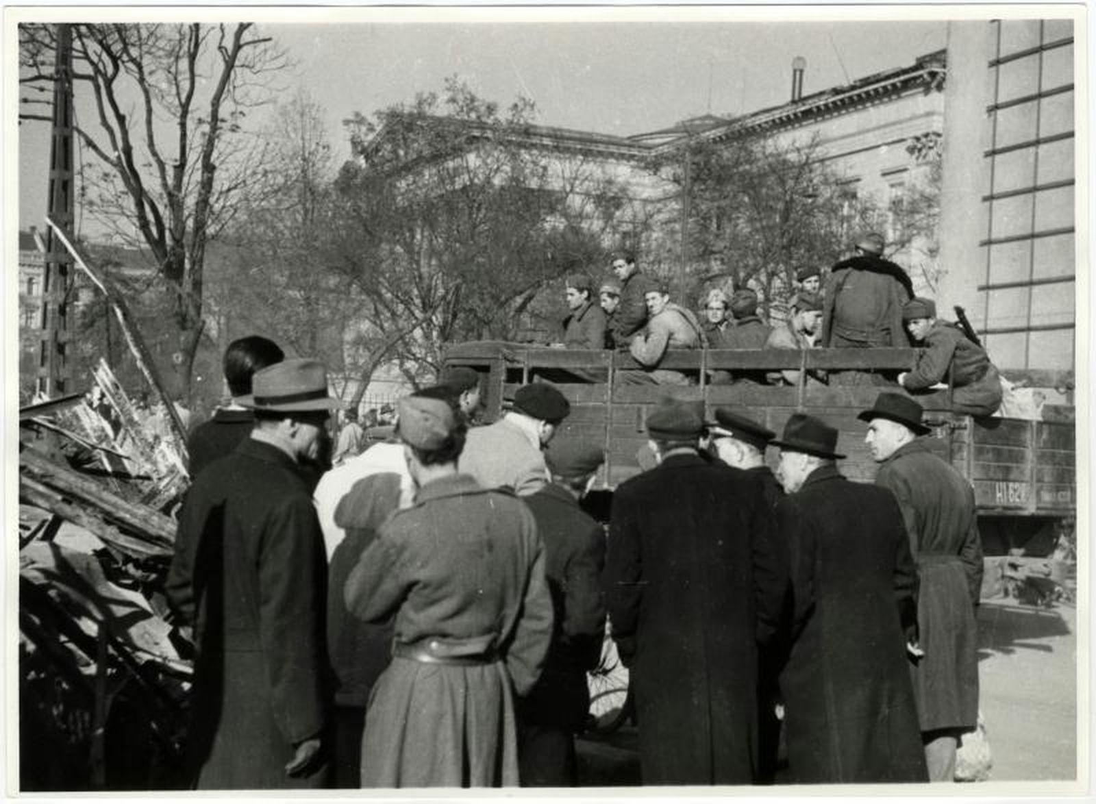 Szovjet katonák egy teherautón a Kálvin téren, háttérben a Nemzeti Múzeum. Escher Károly felvétele