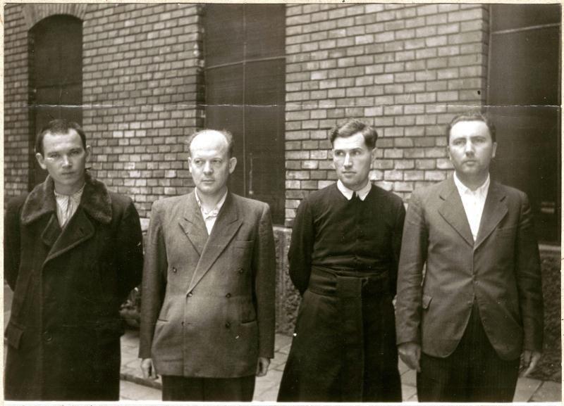 Az Actio Catholica vezetői a Markó utcai fogház udvarán